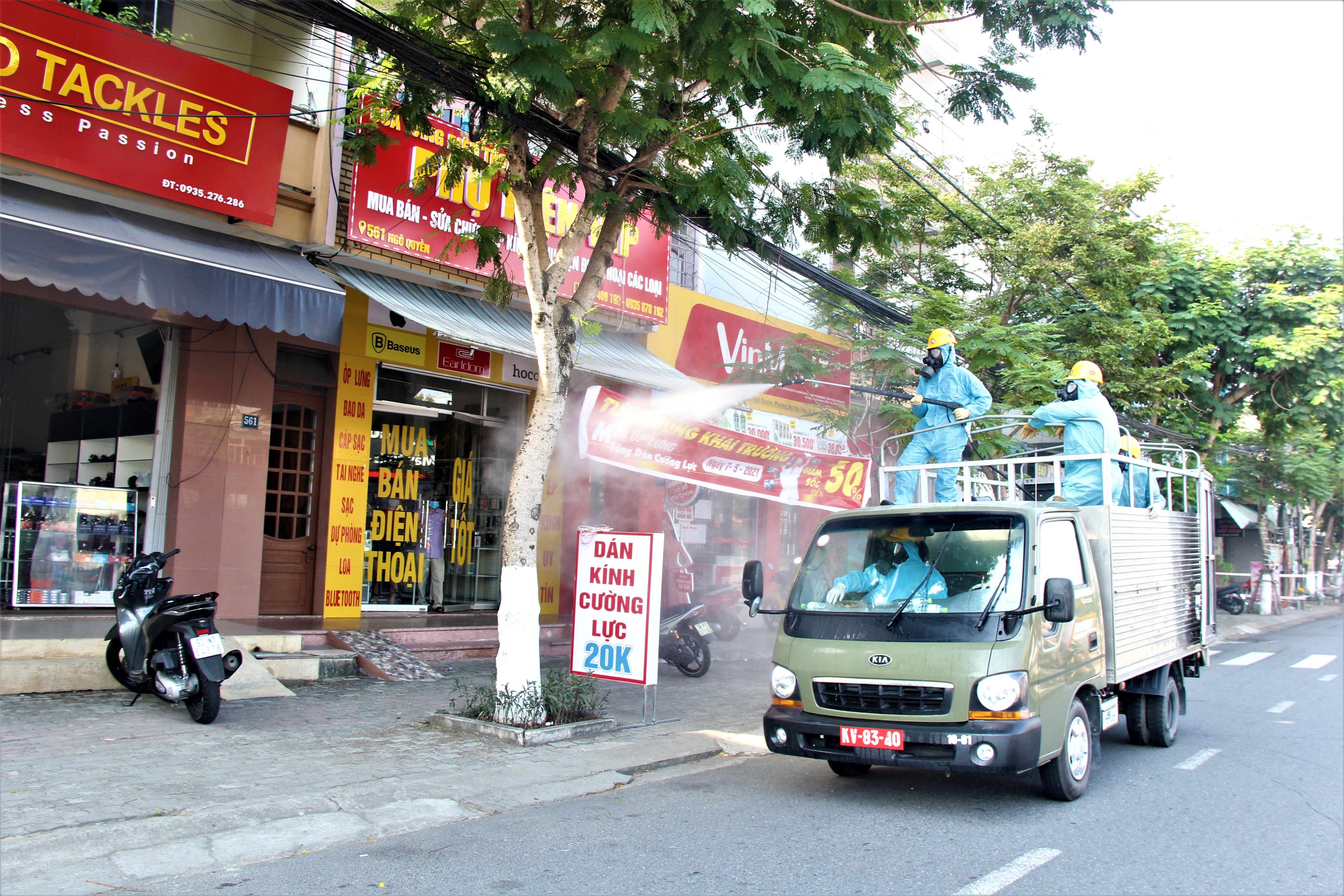 Chiến sĩ phòng hóa khử khuẩn tuyến đường phía trước Khu công nghiệp.